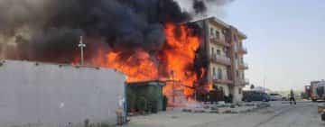 Constanța. 11 apartamente din blocul învecinat bisericii cuprinse de flăcări, distruse de foc şi fum