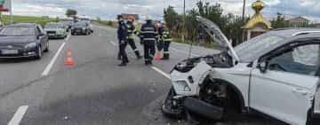 Doi poliţişti au fost răniţi după ce autospeciala cu care se deplasau s-a ciocnit de un autoturism