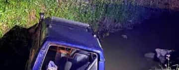 PRAHOVA: Un șofer aflat sub influența alcoolului a ajuns cu mașina în albia râului
