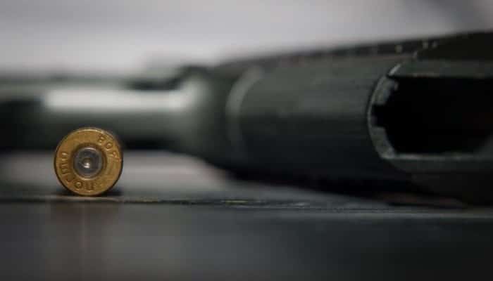 Militar în vârstă de 22 de ani, găsit împuşcat în cap în birou