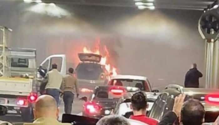 UPDATE - VIDEO: O mașină a luat foc în Pasajul Unirii din Capitală