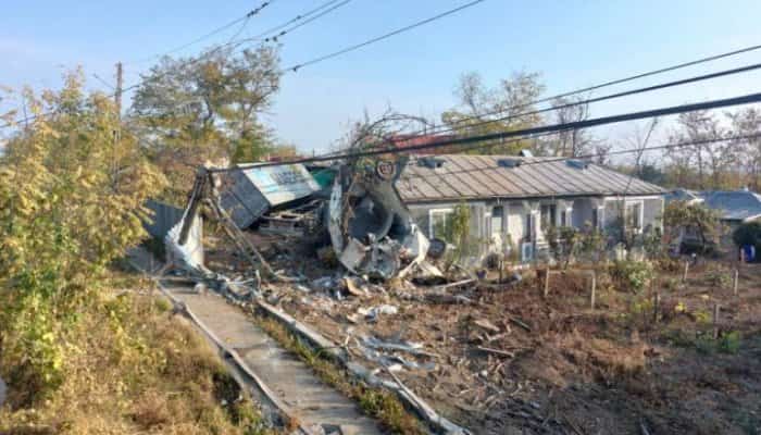 Un TIR a spulberat o dubiţă şi a dărâmat un stâlp, după ce şoferul a adormit la volan