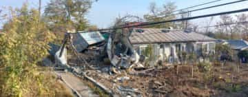 Un TIR a spulberat o dubiţă şi a dărâmat un stâlp, după ce şoferul a adormit la volan