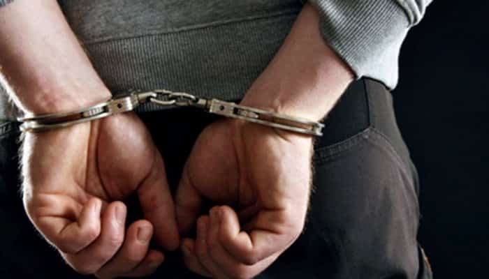 Un bărbat a fost încătușat după ce a intrat cu maşina în porţile de acces ale Palatului Parlamentului