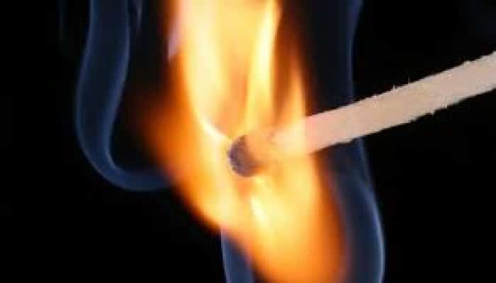 Un bărbat s-a autoincendiat în fața Primăriei Peștișani