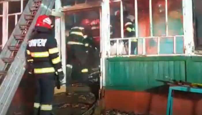 VIDEO Un bătrân a murit carbonizat încercând să se încălzească arzând perdelele, fiindcă nu mai avea bani de lemne