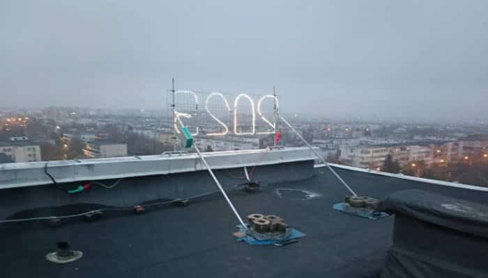 VIDEO | Un ploieştean şi-a montat o instalaţie de iluminat festiv cu "2023" pe bloc