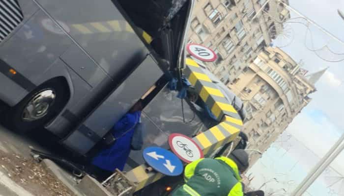 UPDATE. FOTO: Autocar plin cu turiști greci, strivit la intrarea în Pasajul Unirii, din Capitală