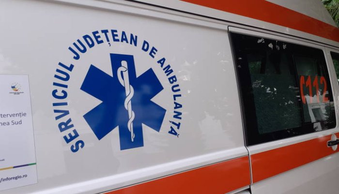 Doi răniţi, după ce maşina în care se aflau a intrat într-un cap de pod, lângă Slănic