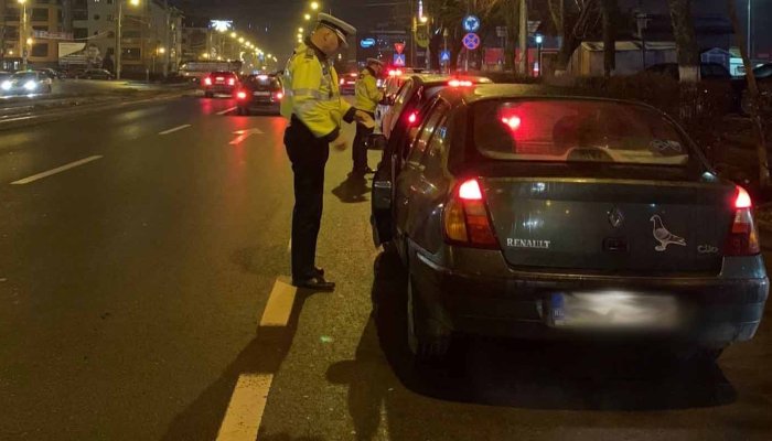 Tânăr de 18 ani depistat la volanul unui autoturism neînmatriculat și cu numere false