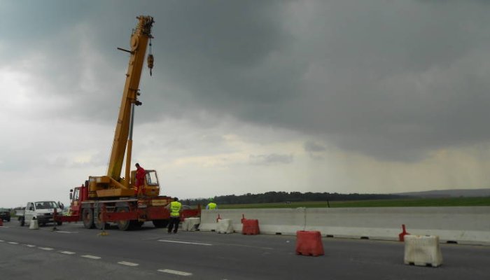Azi se montează parapeţi pe DN1, în dreptul noului giratoriu de la Cornu