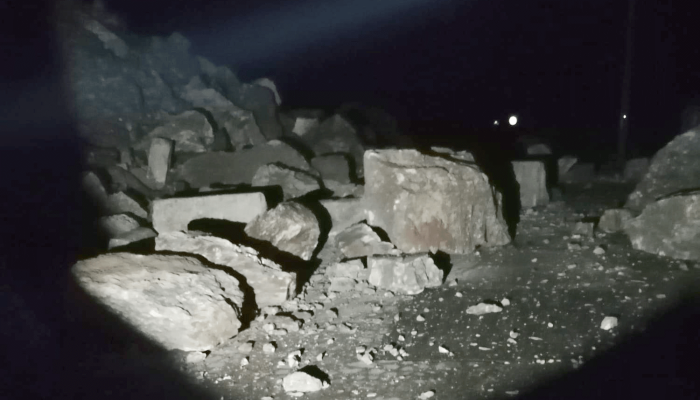 FOTO 📸 Bucăți de pietre și stânci au blocat, azi-noapte, DN 57