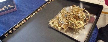 Aproape 5 kilograme de bijuterii din aur și argint, nemarcate, confiscate dintr-un magazin