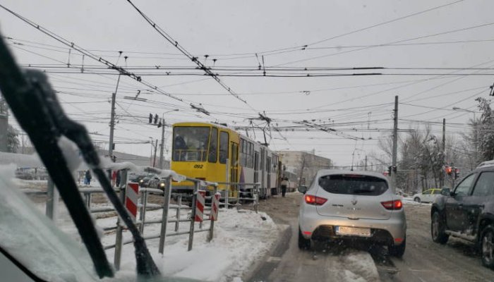 FOTO | Un tramvai a blocat aproape complet una dintre cele mai mari intersecţii din Ploieşti
