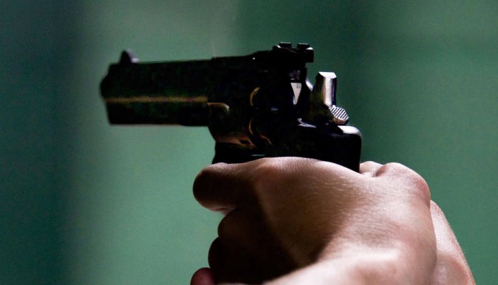 Bărbat rănit după ce a fost împuşcat pe o stradă de către un cunoscut. Agresorul este căutat de poliţişti