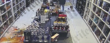 VIDEO | Un taximetrist nervos a distrus un magazin de băuturi 