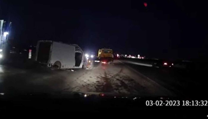 VIDEO. O autoutilitară și-a pierdut încărcătura vineri seară pe DN1