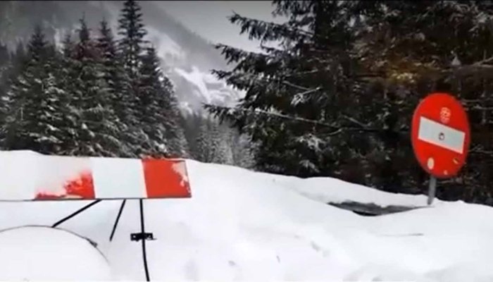 Turiștii care au mers cu mașinile la cabana lovită de avalanșă au fost amendați pentru că drumul era închis circulației  