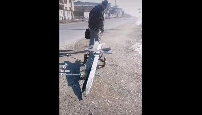 VIDEO🎦 Cruci transformate în lemne de foc. Hoțul a fost filmat și făcut de râs pe internet