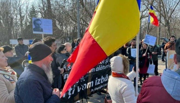 Protest la Liceul "Mircea Vulcănescu" din Bucureşti, în ziua în care se discută schimbarea numelui unităţii
