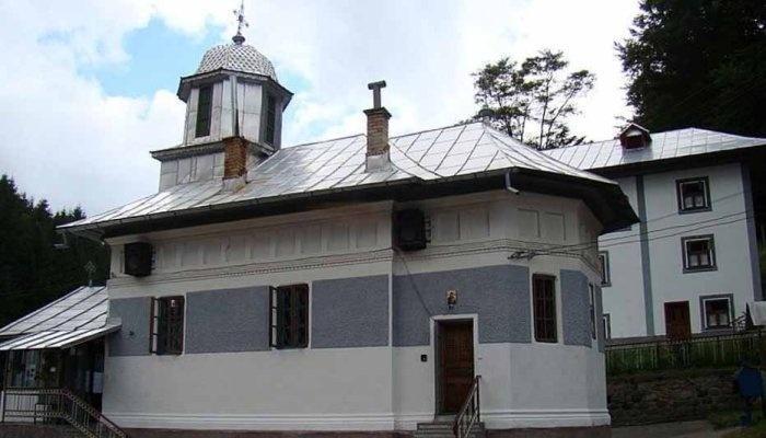Un călugăr  şi un alt inculpat, arestaţi preventiv pentru viol. Victimele sunt doi minori de 10 și 13 ani