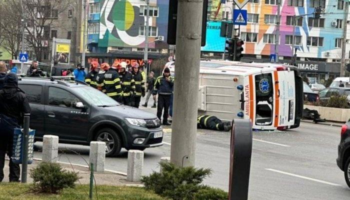 O ambulanță în care se afla victima unui accident rutier s-a răsturnat după ce a fost izbită de o mașină în București