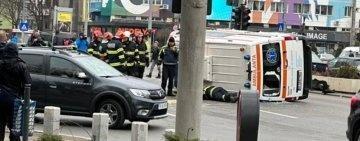 O ambulanță în care se afla victima unui accident rutier s-a răsturnat după ce a fost izbită de o mașină în București