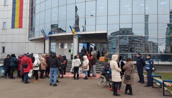 VIDEO | Protest al asistenţilor personali în faţa Primăriei Ploieşti
