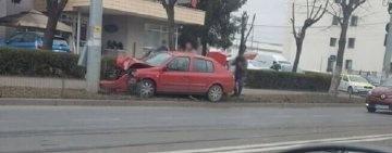 Șoferiță rănită după ce a intrat cu mașina într-un stâlp de pe Șos. Vestului