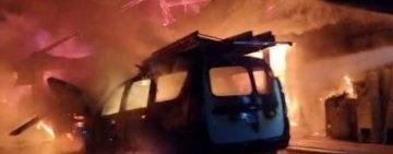VIDEO 🎦 Mai multe vehicule și utilaje au ars într-un incendiu izbucnit la un service auto din Prahova