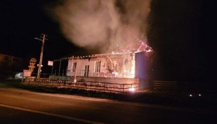 Magazin distrus de un incendiu, mai multe butelii au explodat. Focul ar fi fost pus intenționat