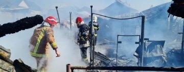 FOTO și VIDEO🎦 Trei locuințe cuprinse de incendiu, la Filipeștii de Târg