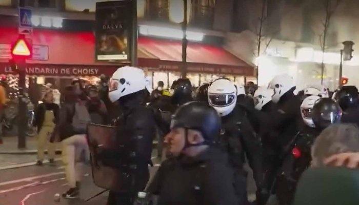 Peste 80 de arestări în cea de a treia noapte de proteste în Franța