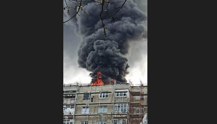 Incendiu violent pe terasa unui bloc cu 10 etaje aflat în reabilitare