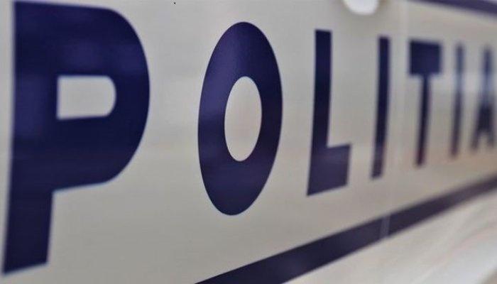 O femeie a fost reţinută după ce a intrat într-o şcoală, în timpul orelor, şi a bătut două eleve