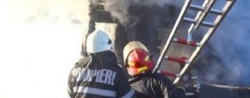 Două case cuprinse de incendiu, la Câmpina
