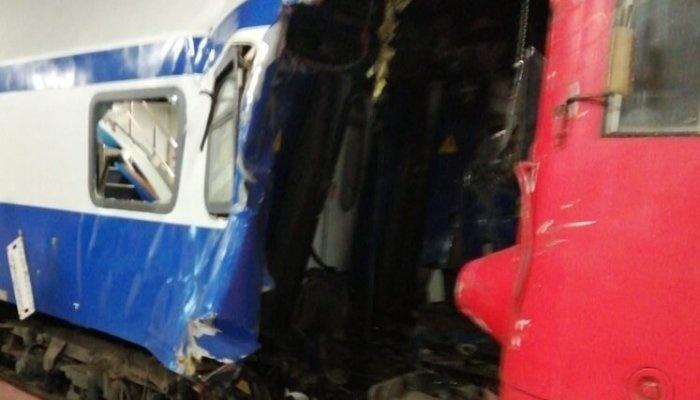 Încă un incident feroviar grav. Dosar penal după ce o locomotivă a lovit un vagon de călători. O persoană a murit