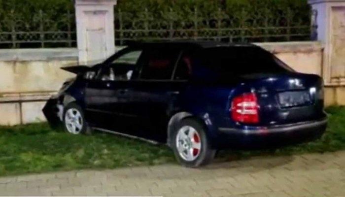 Un șofer imprudent s-a izbit de gardul Palatului Parlamentului