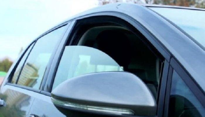 În câteva minute, o tânără a rămas fără telefonul pe care l-a lăsat în mașină, cu geamul portierei deschis