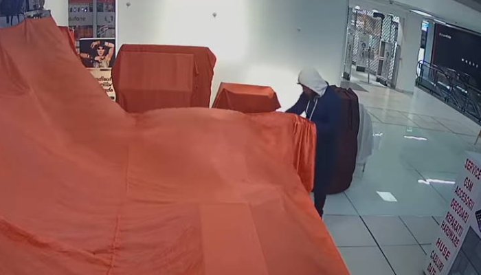VIDEO | Un bărbat a furat o urnă cu donaţii pentru copii, dintr-un centru comercial din Ploieşti