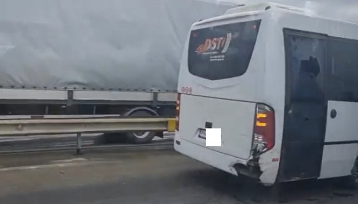 Accident cu TIR și microbuz, pe DN1A, la Blejoi. Peste 15 persoane implicate