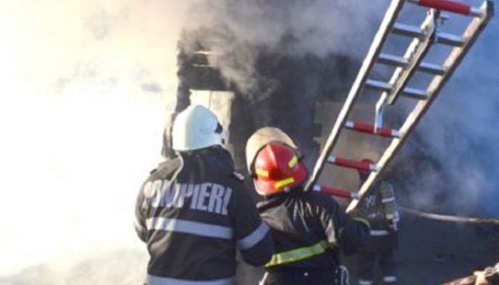 Incendiu violent, marți, la Bănești. Cinci echipaje ISU se află la locul evenimentului