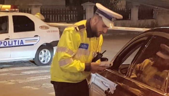Prahovean reţinut de Poliţie după ce a fost prins conducând pe DN1 băut şi fără permis o maşină cu numerele expirate