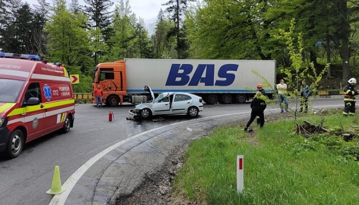 Trafic blocat pe DN1, între Brașov și Predeal, din cauza unui accident. Trei persoane au fost rănite