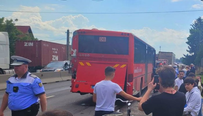 Accident între un TIR și un autobuz, pe DN1B, în Bucov