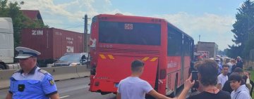 Accident între un TIR și un autobuz, pe DN1B, în Bucov