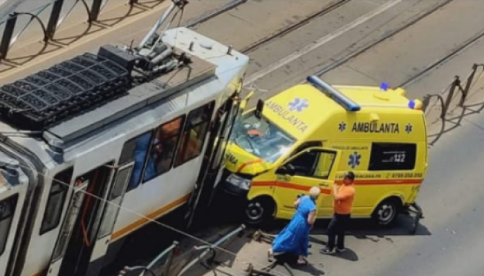 Accident grav în București. O ambulanță a intrat într-un tramvai