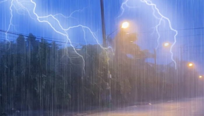 ANM a prelungit alerta de furtuni, în 35 de județe, până luni dimineață