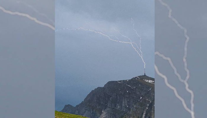 VIDEO 🎦 Imagini spectaculoase în Bucegi! Un împătimit al muntelui a surprins momentul în care fulgerul lovește releul de pe vârful Coștila