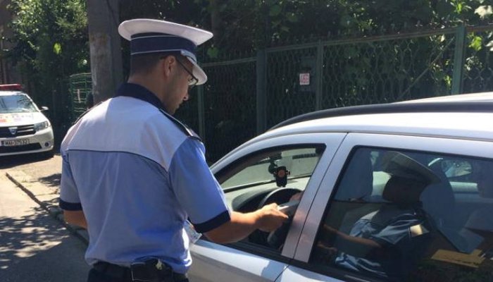Dosar penal pentru un prahovean prins conducând o mașină cu autorizația provizorie expirată